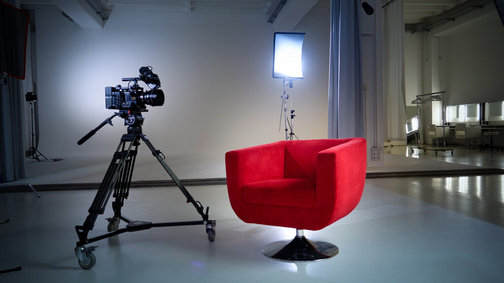 Roter Sessel im Studio