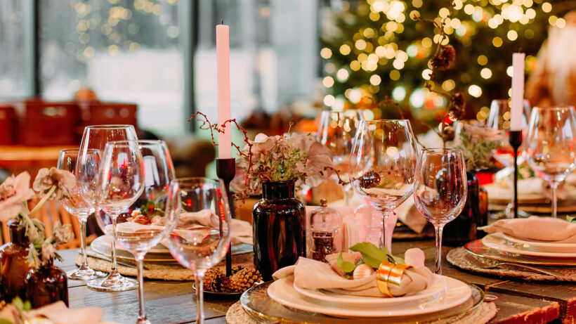 Festlicher großer Tisch mit weihnachtlicher Deko geschmückt und Kerzen