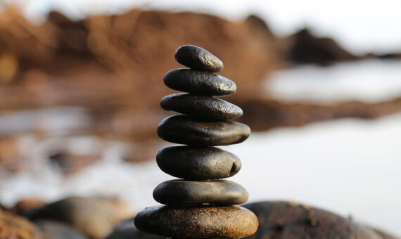 Turm aus Steinen, gestapelt an der Meeresküste