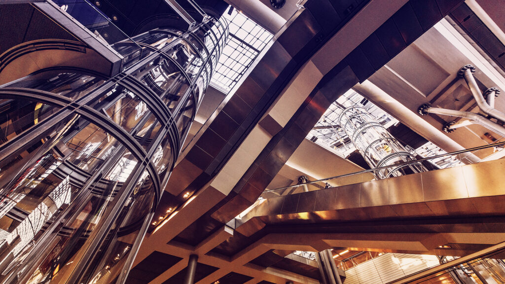 Architektur des Berliner Hauptbahnhofs mit Blick nach oben durch Rolltreppen und Fahrstühle zum Dach