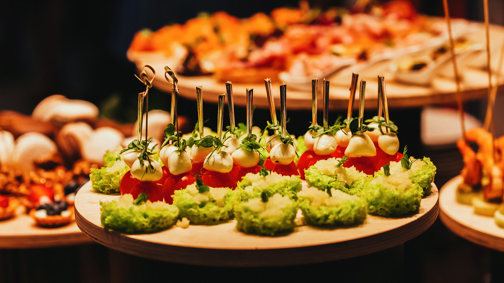 verschiedene Canapés auf Brettchen