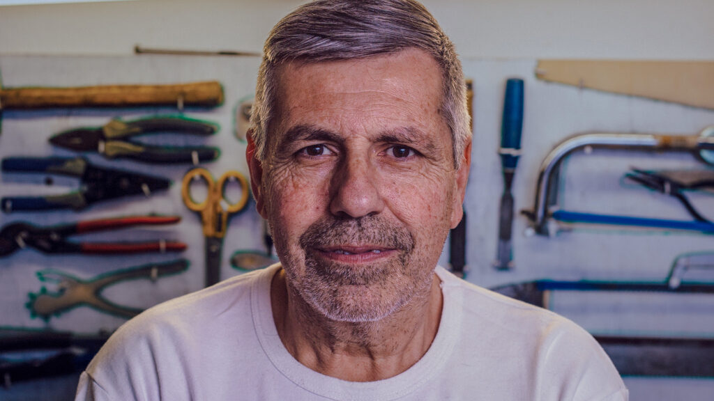 Mann als Handwerker im Fokus der Kamera blickt auf den Zuschauen, Gedanken zu Prostatakrebs