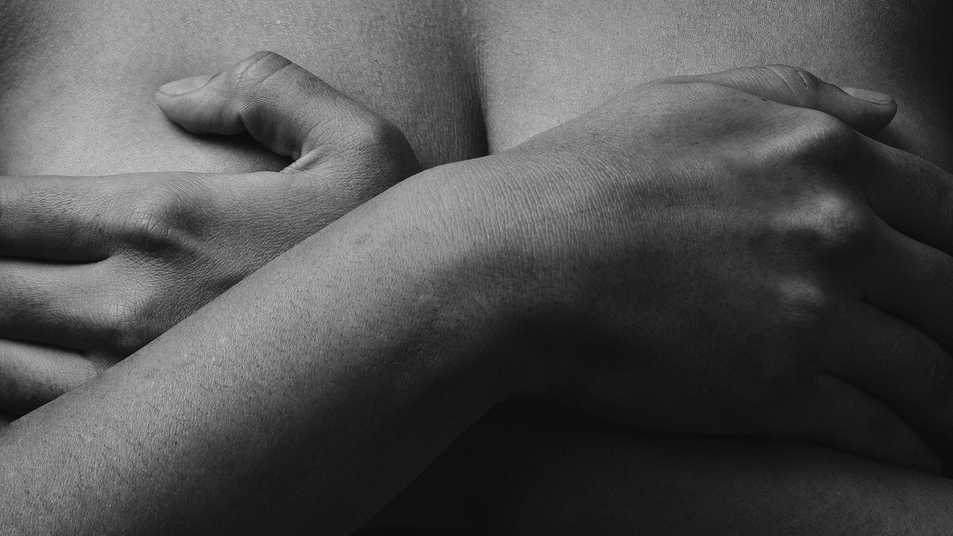 nackte Frau mit Händen vor der Brust