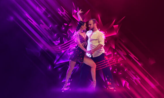 Leidenschaft, Energie und Emotionen. Stilvolles junges Paar tanzt Samba, Cha-Cha-Cha, Rumba, Paso Doble auf dunklem Hintergrund mit Neon-Fluidelementen. Kunst, Schönheit, Tanz Konzept. Plakat