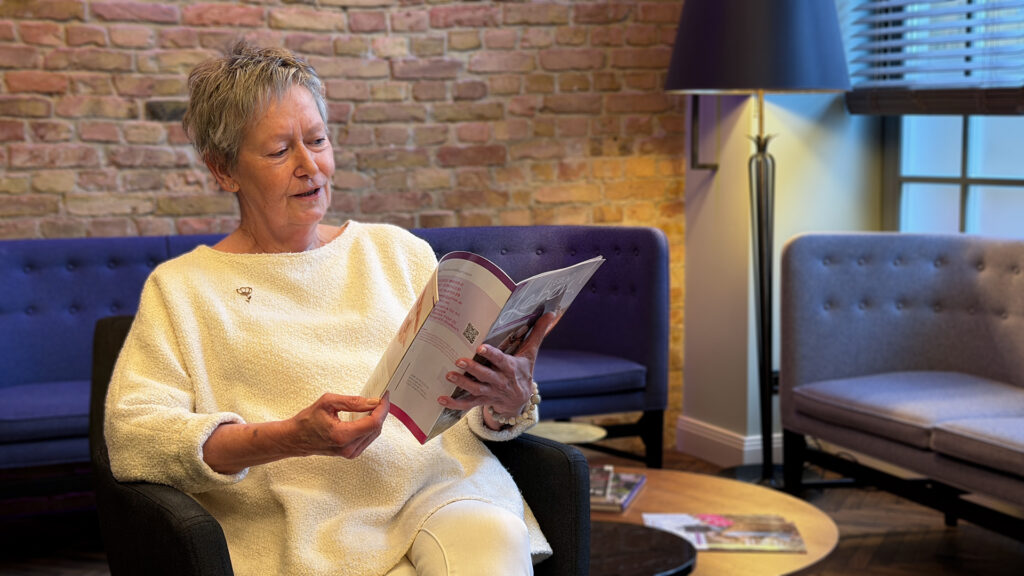 Heidrun Im Wohnzimmer von SURVIVORS HOME für ein Einzelgespräch