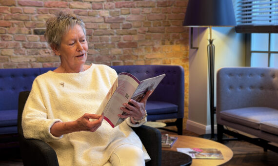 Heidrun Im Wohnzimmer von SURVIVORS HOME für ein Einzelgespräch