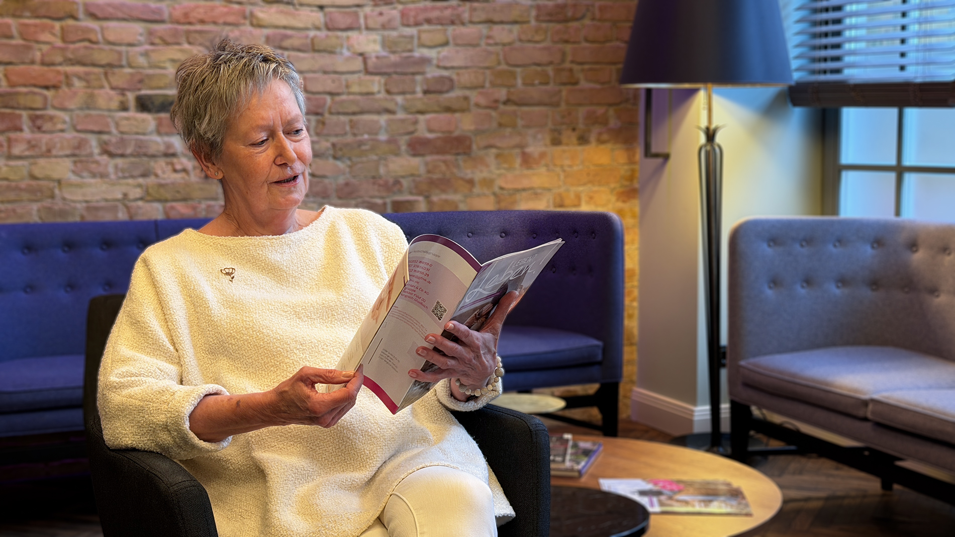 Heidrun Im Wohnzimmer von SURVIVORS HOME für ein Einzelgespräch